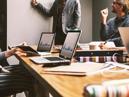 Se reconvertir dans les métiers du commerce, oui mais comment ?